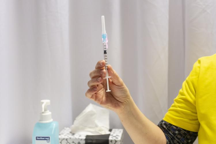 vaccinatie in een injectiespuit