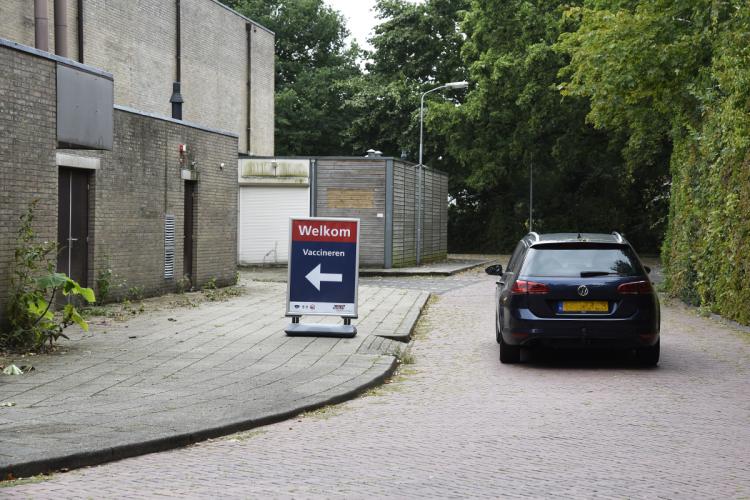 Auto parkeren bij vaccinatielocatie Voorthuizen