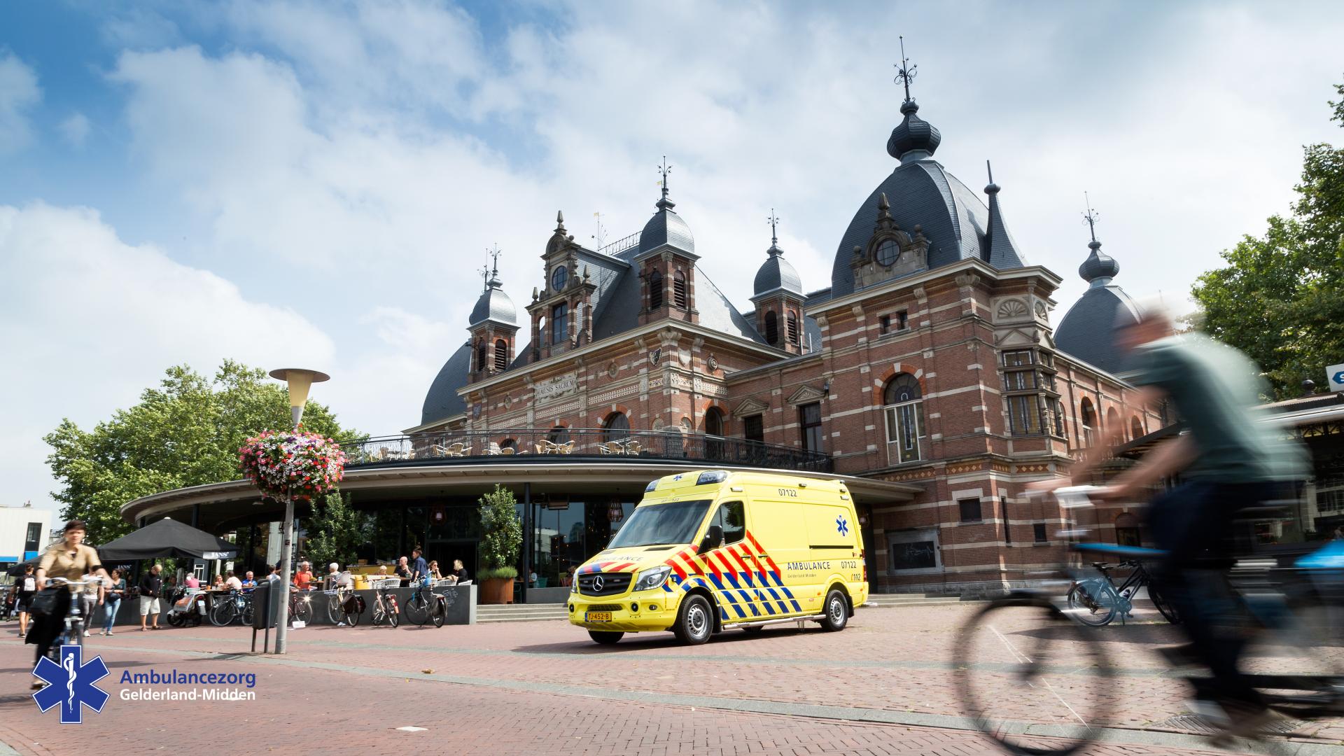 Ambulance in de stad Arnhem
