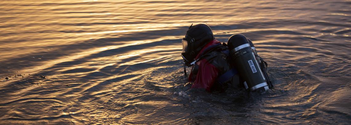 Brandweer oefent in het water in volledige duikuitrusting