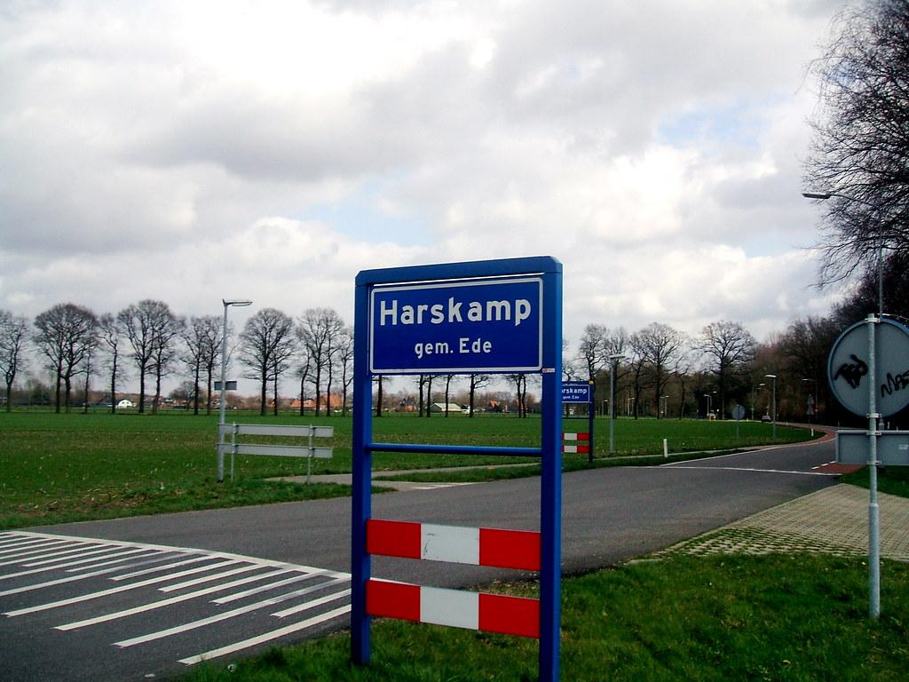 Het plaatsnaambord van het dorp Harskamp in de gemeente Ede.