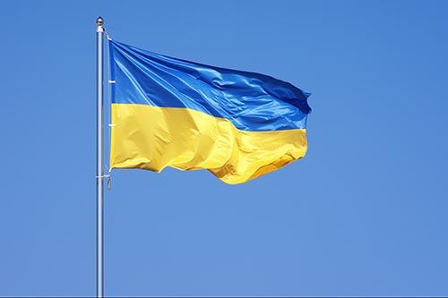 De Oekraïense vlag wappert in de wind
