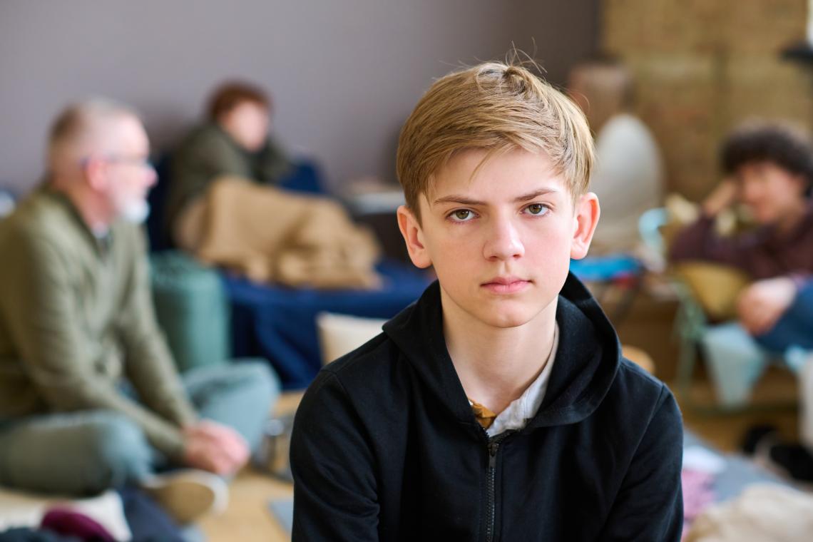 serieus kijkende jongen
