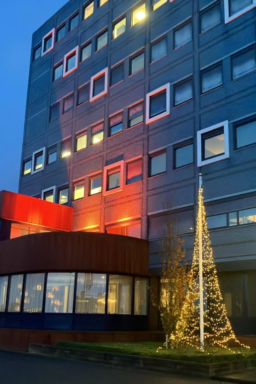 Het gebouw van Veilig Thuis Gelderland-Midden kleurt oranje